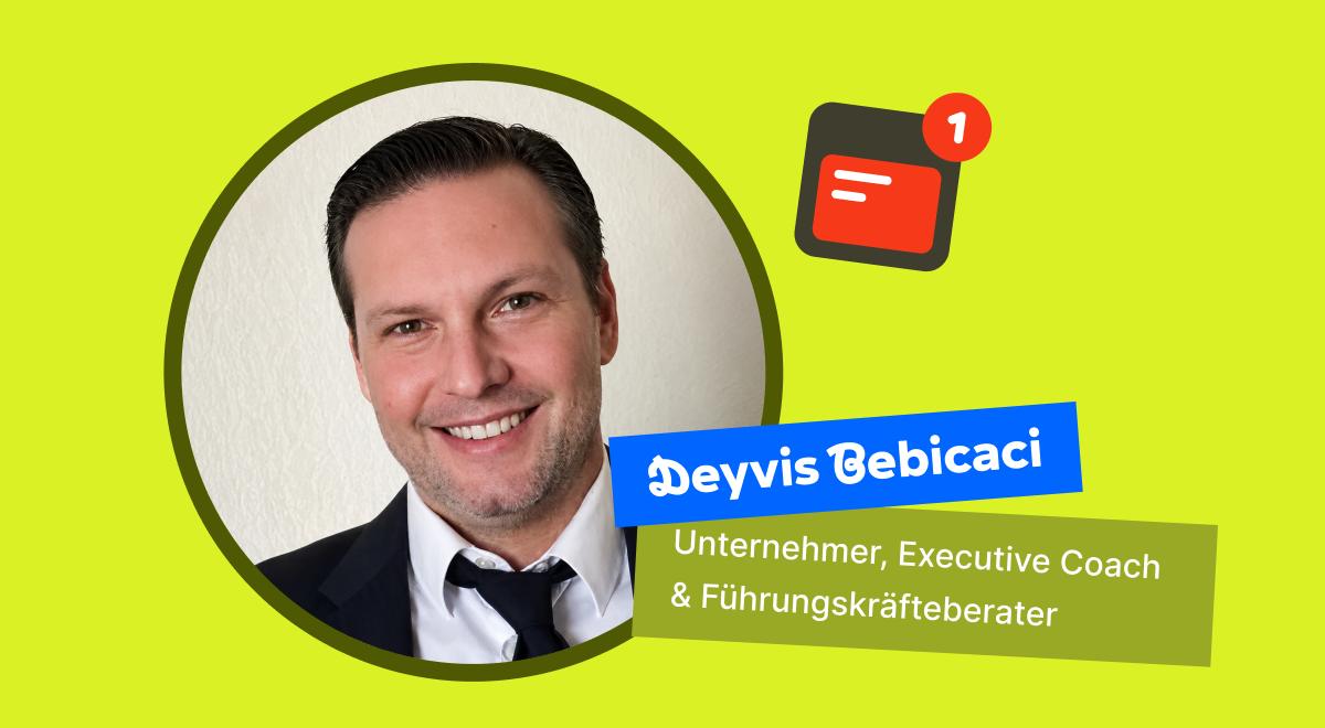 Smiling businessman Deyvis Bebicaci in a dark suit, labeled Unternehmer, Executive Coach and Führungskräfteberater, on a green background in a Headway review