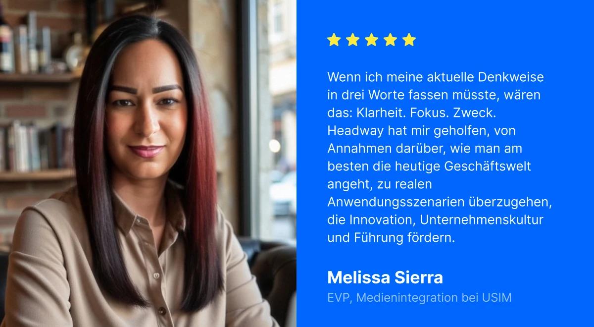 Melissa Sierra, Executive Vice President bei Media Integration USIM, teilt eine 5-Sterne-Bewertung der Headway-App über Klarheit, Fokus und Führungskräfteentwicklung, fotografiert in einer gemütlichen