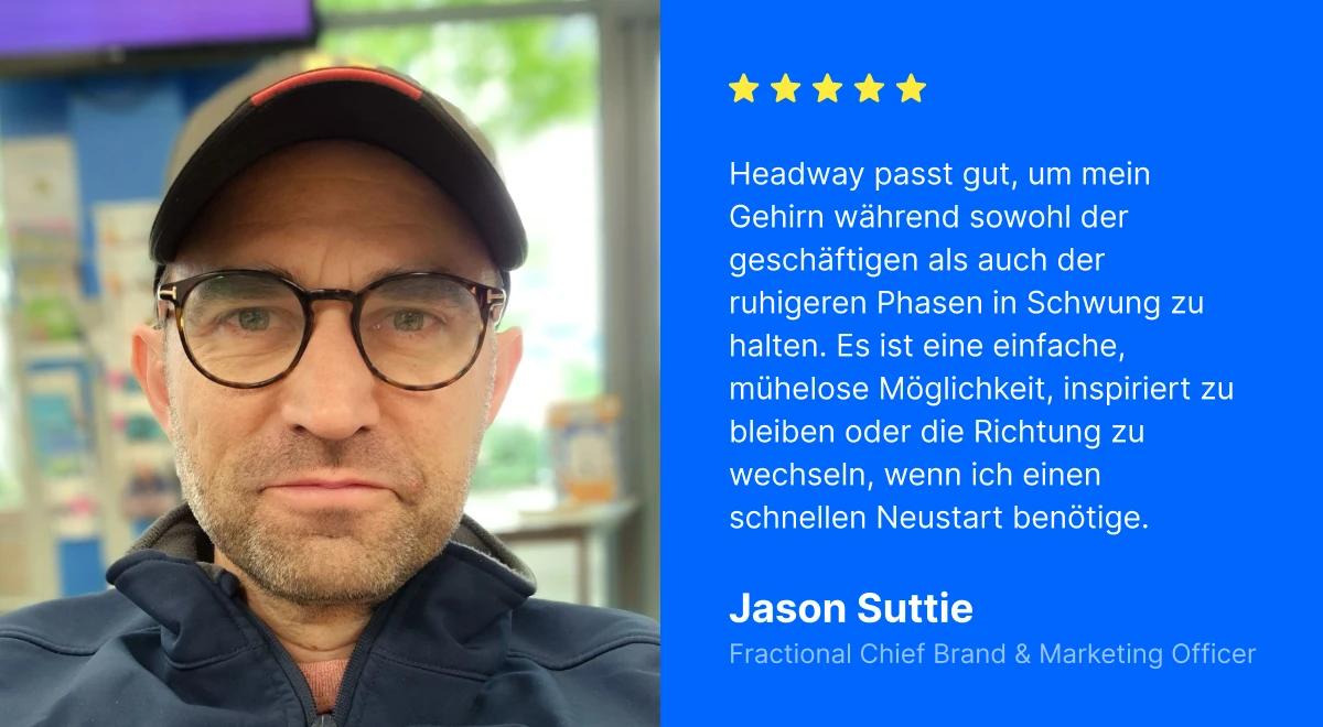 Jason Suttie, kommissarischer Chief Brand & Marketing Officer, mit Brille und schwarzer Kappe, gibt vor blauem Hintergrund eine Fünf-Sterne-Bewertung für die Headway-App ab