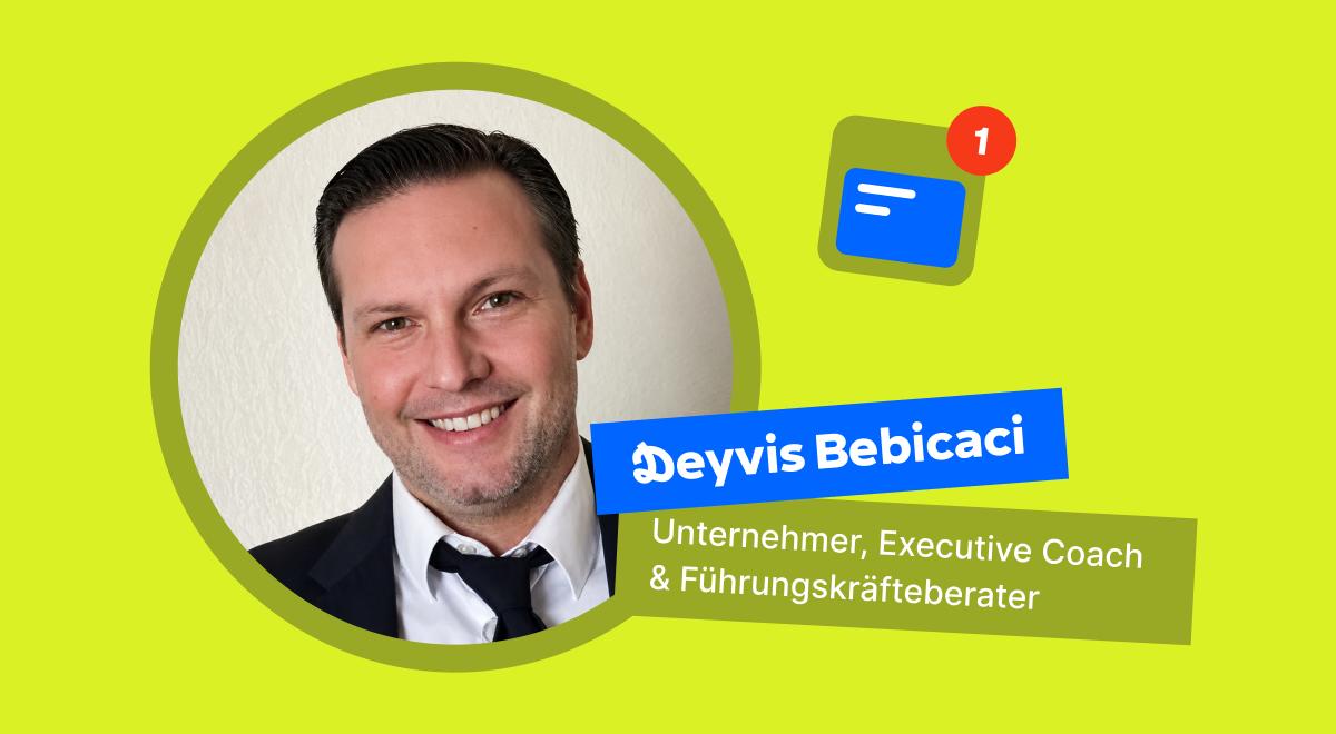 Lächelnder Mann im Anzug mit Krawatte im runden Bildrahmen auf grünem Hintergrund, Deyvis Bebicaci, Unternehmer und Executive Coach, im Headway-Testbericht