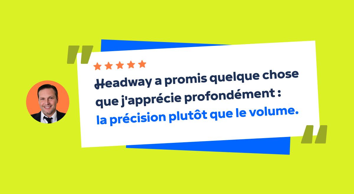 Avis sur Headway cinq étoiles avec citation en français sur fond vert vif et portrait d'un homme souriant en costume dans un cercle orange