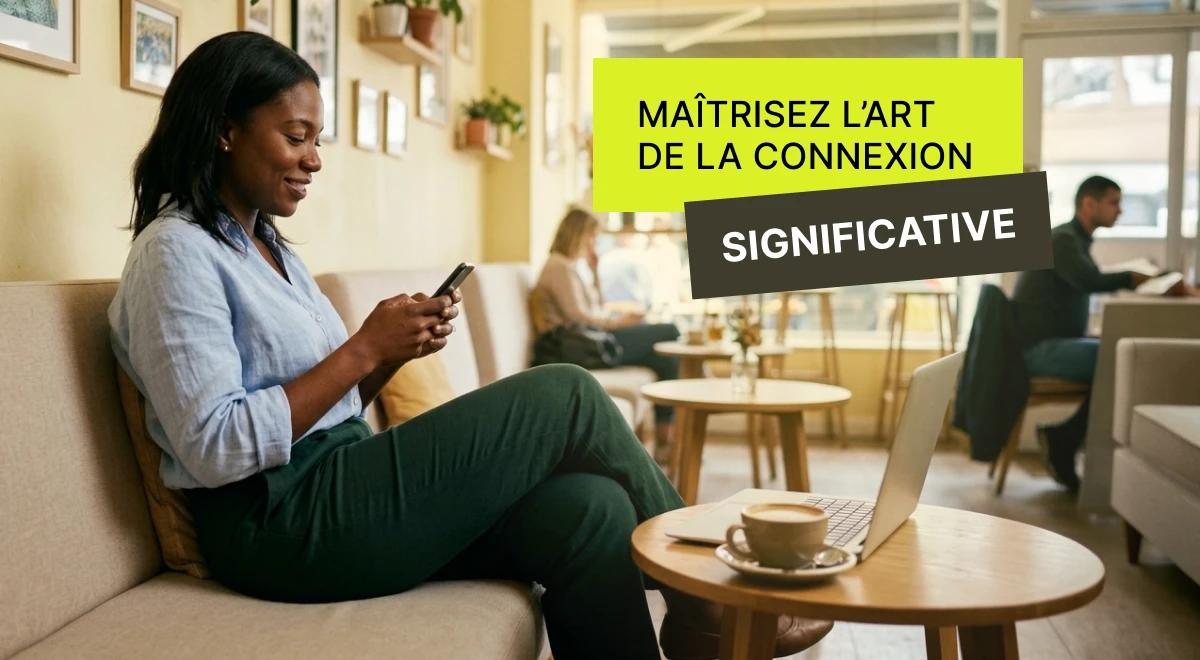 Femme assise sur un canapé beige dans un café lumineux, regardant son téléphone — ambiance détendue pour explorer comment engager la conversation significative