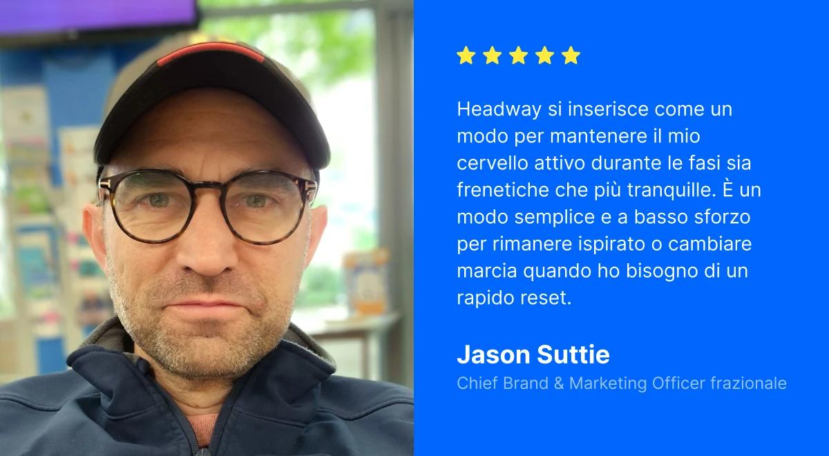 Jason Suttie, Chief Brand & Marketing Officer di Fractional, indossa occhiali e un berretto nero e fornisce una recensione a cinque stelle dell'app Headway su sfondo blu