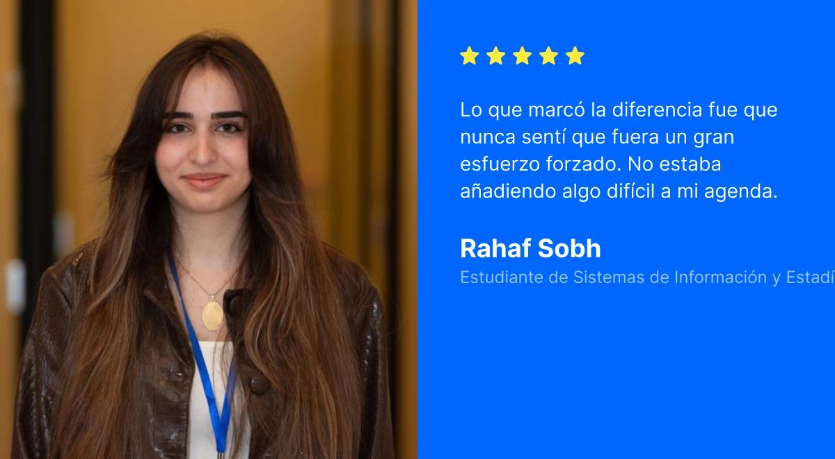 Rahaf Sobh, estudiante de Sistemas de Información y Estadística, con una chaqueta marrón y un cordón azul, posando en el interior junto a su reseña de cinco estrellas de la aplicación Headway sobre un