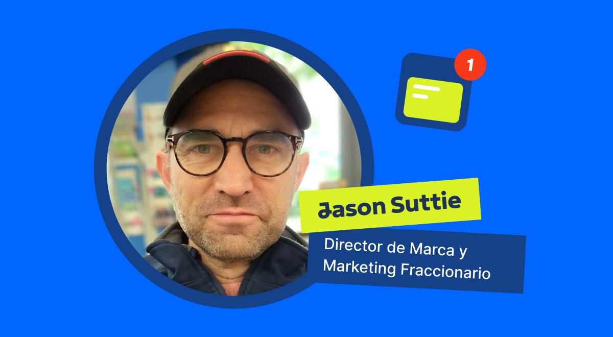 Jason Suttie, Director de Marca y Marketing Fraccionario, mit Brille und Kappe im runden Porträt auf blauem Hintergrund mit Kartensymbol im Headway-Testbericht
