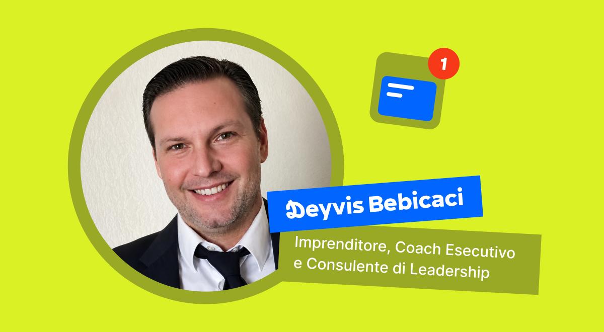 Ritratto sorridente di Deyvis Bebicaci, imprenditore, coach esecutivo e consulente di leadership, su sfondo verde lime nella recensione di Headway