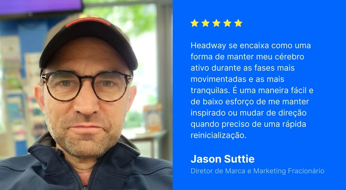 Jason Suttie, Diretor Interino de Marca e Marketing, usando óculos e boné preto, dando uma avaliação de cinco estrelas para o aplicativo Headway em um fundo azul