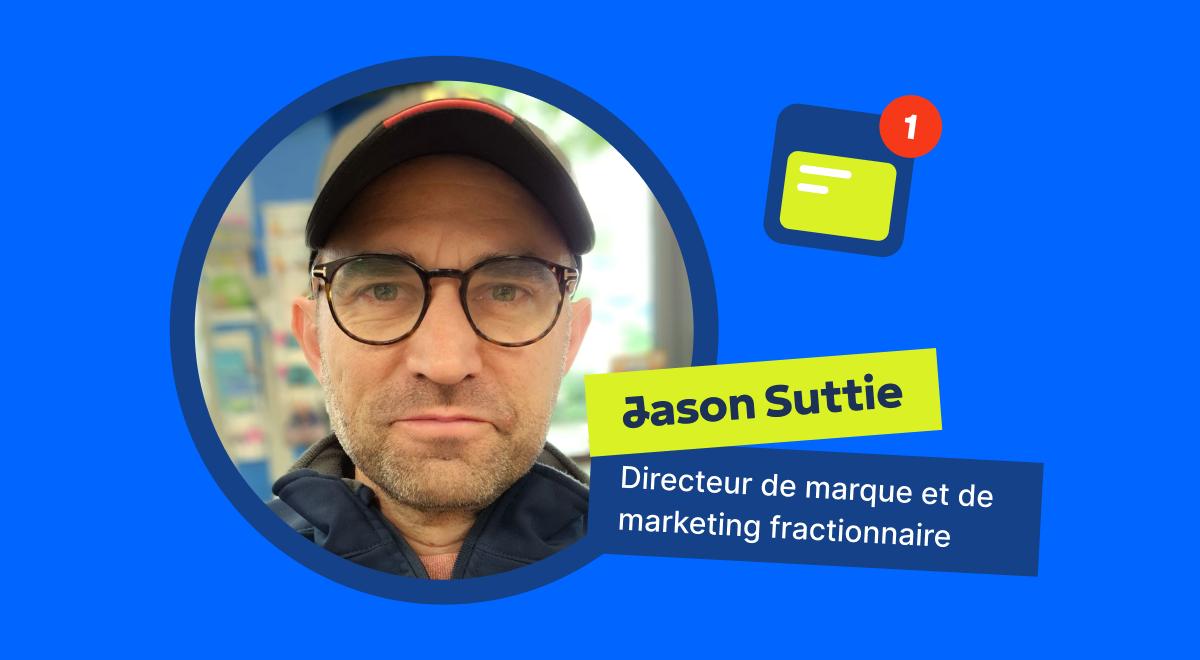 Portrait de Jason Suttie, directeur de marque et de marketing fractionnaire, portant une casquette et des lunettes, sur fond bleu illustrant un avis sur Headway