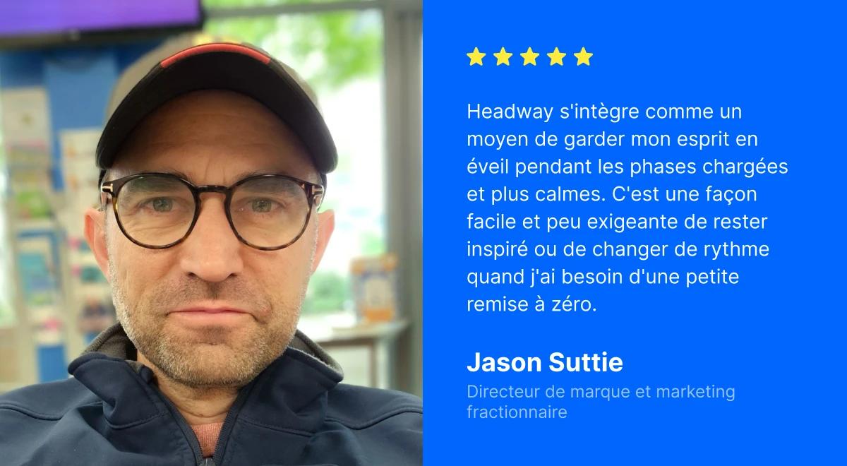 Jason Suttie, directeur marketing et de la marque chez Fractional, portant des lunettes et une casquette noire, donne un avis cinq étoiles sur l'application Headway sur fond bleu