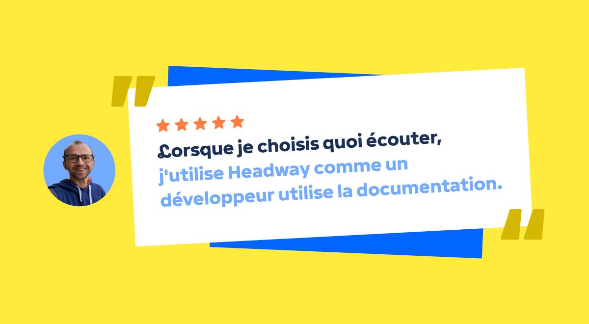 Avis sur Headway avec une note cinq étoiles et le portrait d'un homme souriant à lunettes sur fond jaune, citation sur une carte blanche avec guillemets bleus et jaunes