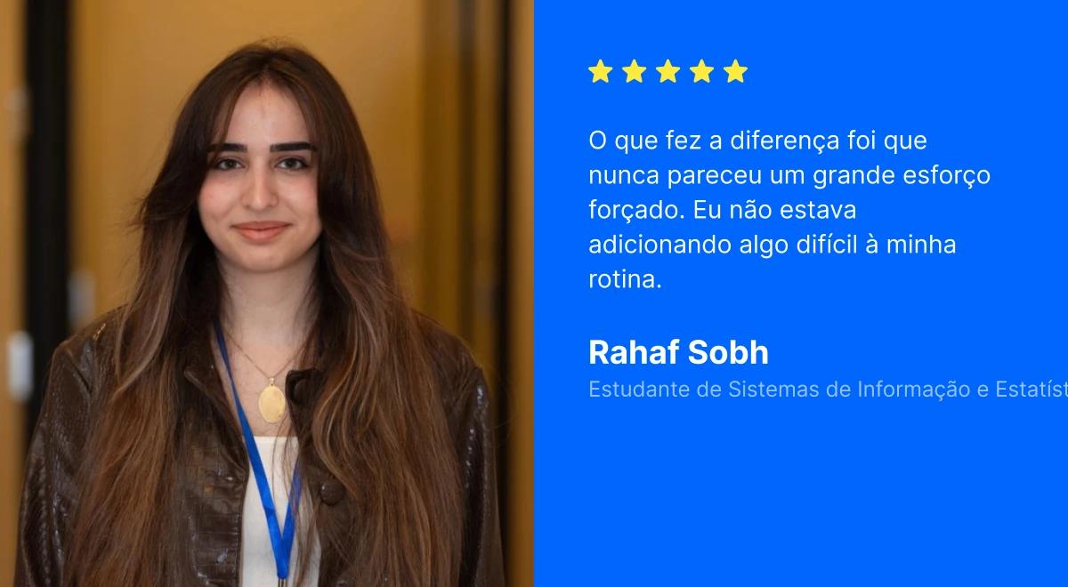 Rahaf Sobh, estudante de Sistemas de Informação e Estatística, vestindo uma jaqueta marrom e um cordão azul, posando em um ambiente interno ao lado de sua avaliação de cinco estrelas do aplicativo Hea