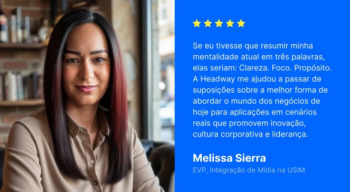 Melissa Sierra, vice-presidente executiva da Media Integration USIM, compartilha uma avaliação de 5 estrelas do aplicativo Headway sobre clareza, foco e desenvolvimento de liderança, fotografada em um