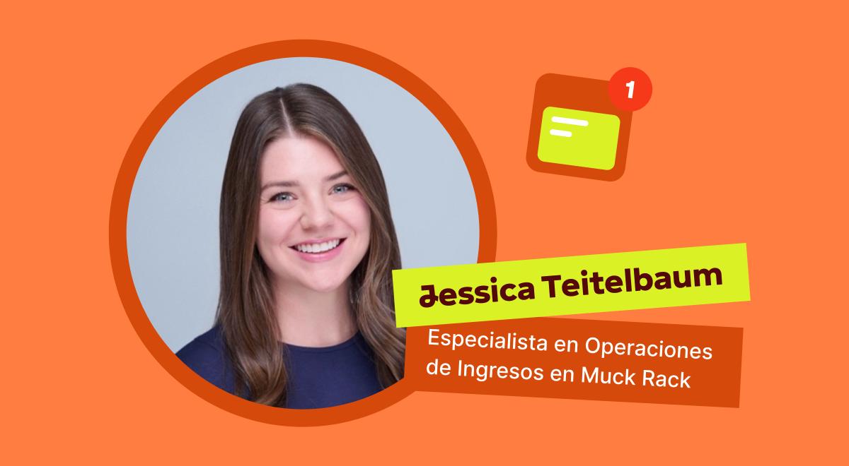 Retrato de Jessica Teitelbaum, Especialista en Operaciones de Ingresos en Muck Rack, sonriendo sobre fondo naranja con notificación, en una reseña de Headway