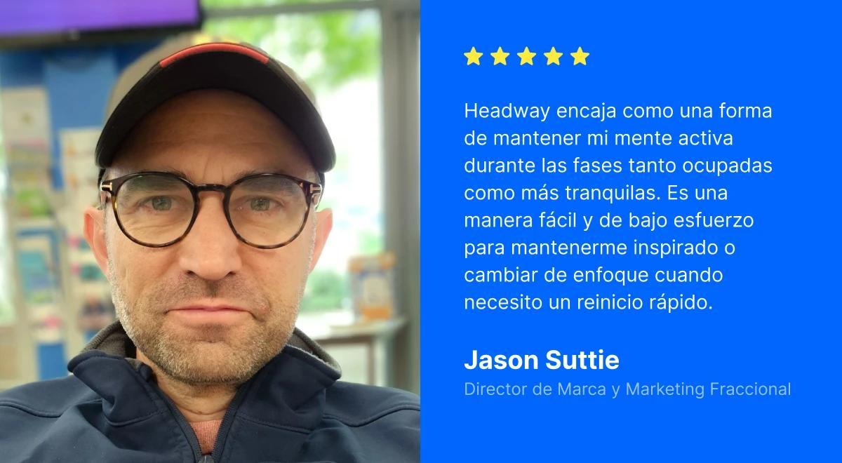 Jason Suttie, director de marca y marketing fraccional, con gafas y una gorra negra, da una reseña de cinco estrellas de la aplicación Headway sobre un fondo azul