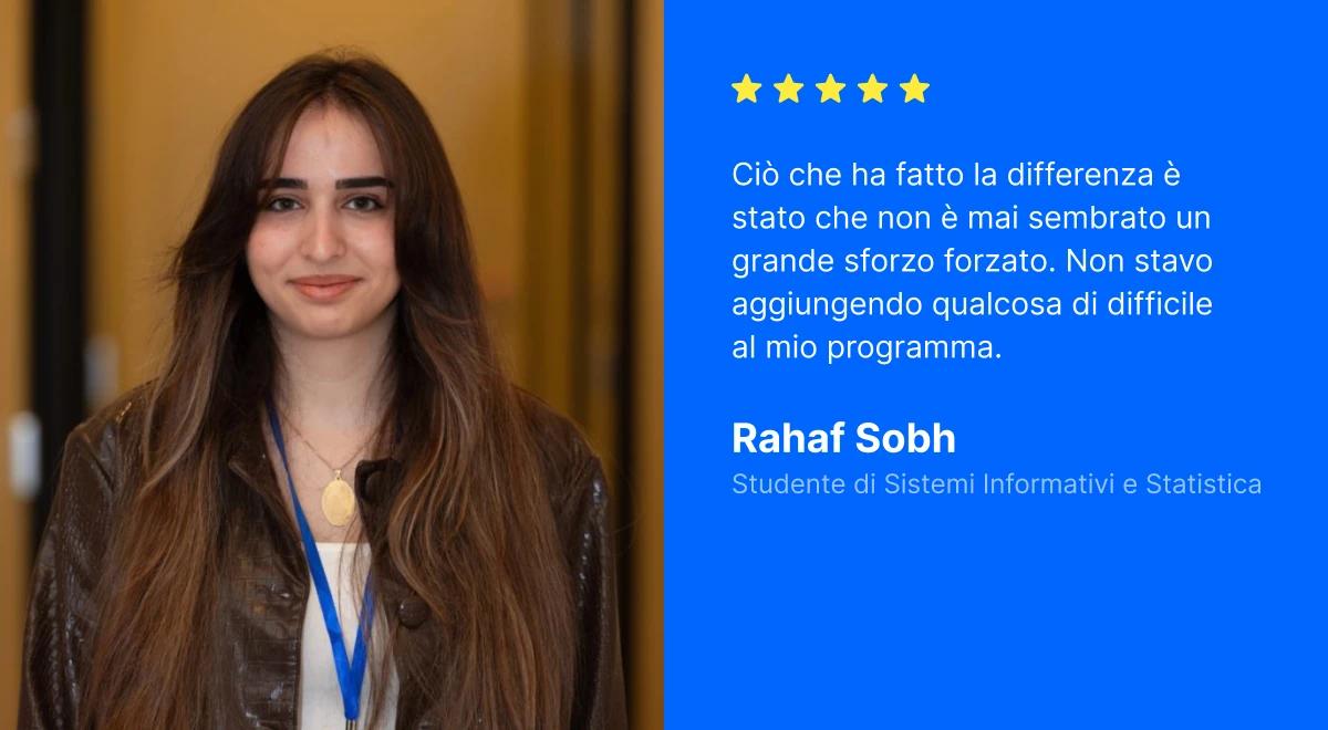 Rahaf Sobh, studentessa di Sistemi Informativi e Statistica, indossa una giacca marrone e un cordino blu, in posa in un interno accanto alla sua recensione a cinque stelle dell'app Headway su uno sfon