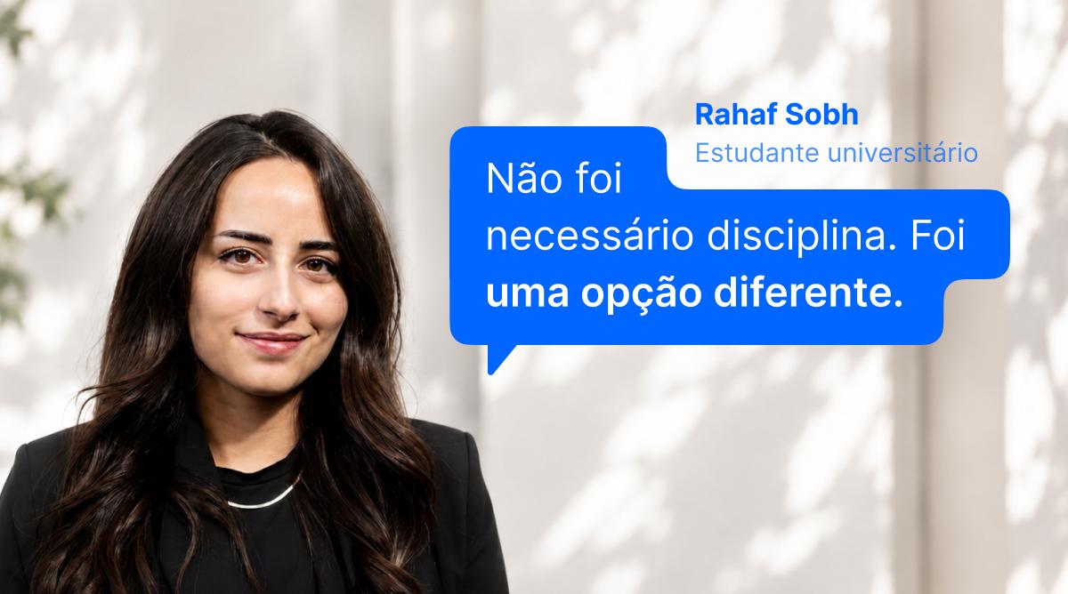 Estudante universitária Rahaf Sobh sorrindo ao lado de balão de fala azul com depoimento sobre microaprendizagem como op
