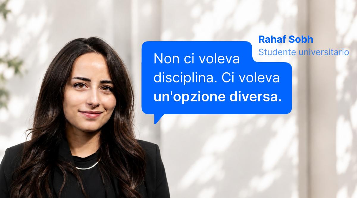 Studentessa universitaria Rahaf Sobh sorride accanto a un fumetto blu che condivide la sua esperienza positiva con l'app