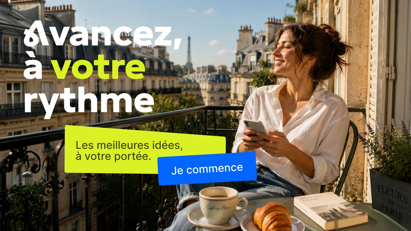 Femme souriante sur un balcon parisien avec vue sur la tour Eiffel utilisant l'application Headway de microapprentissage pour le développement personnel, café et croissant sur la table
