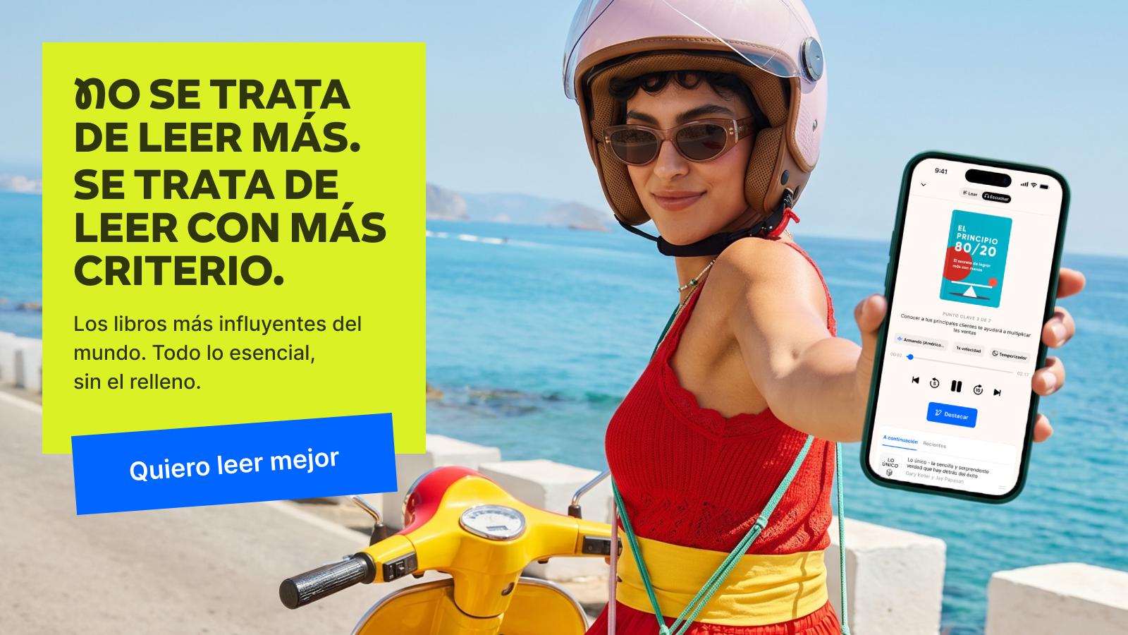 Mujer con casco rosa sostiene un smartphone con la app Headway abierta, junto a una moto amarilla frente al mar mediterráneo