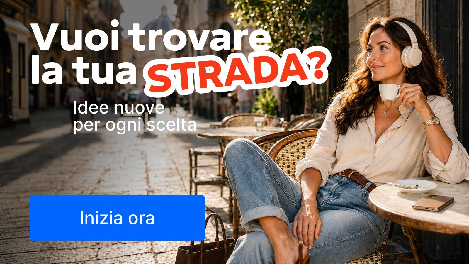 Donna con cuffie e tazza di caffè seduta a un tavolino in una via italiana, promuovendo il microapprendimento per il miglioramento personale con l'App Headway