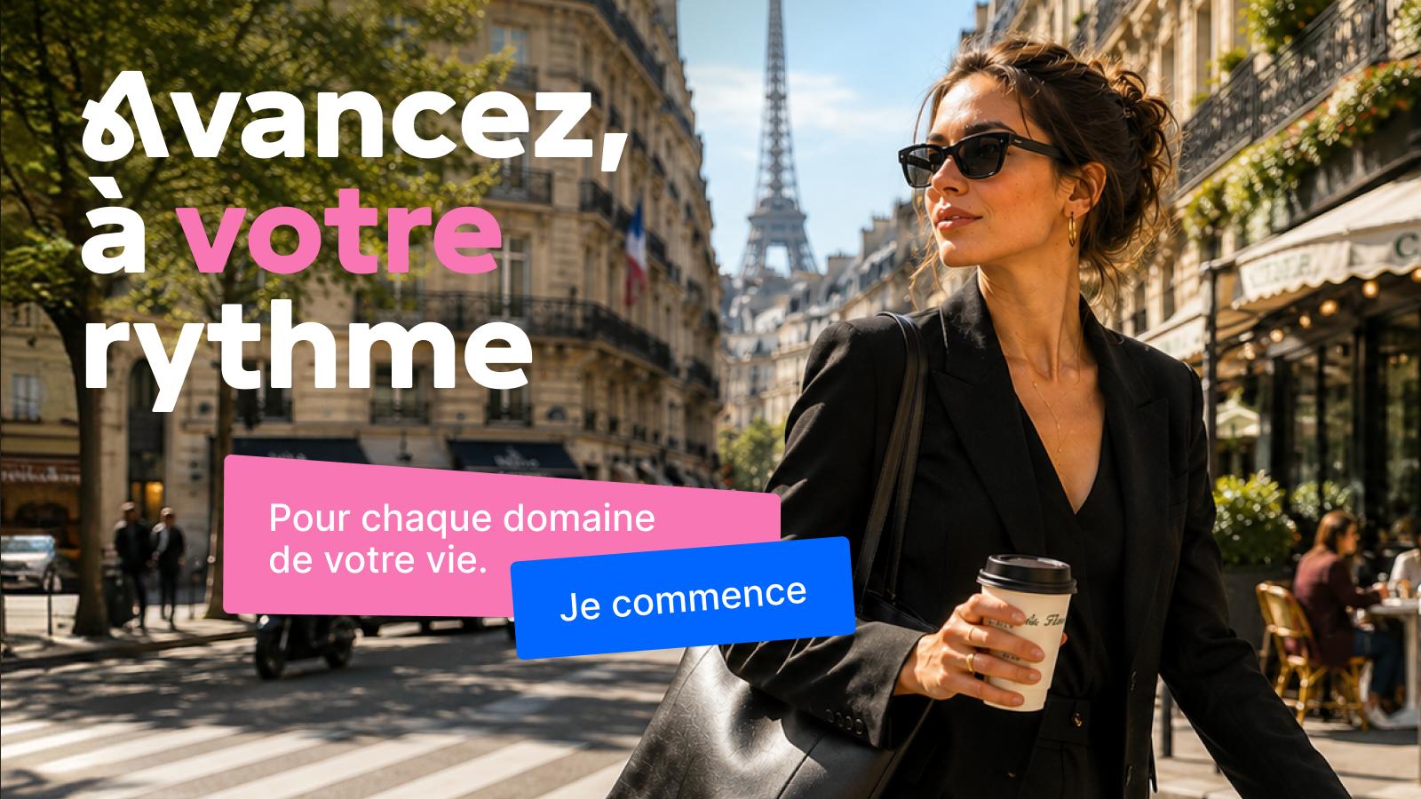 Femme élégante en tailleur noir et lunettes de soleil tenant un café dans une rue parisienne devant la tour Eiffel, illustrant le microapprentissage et le développement personnel avec l'application Headway