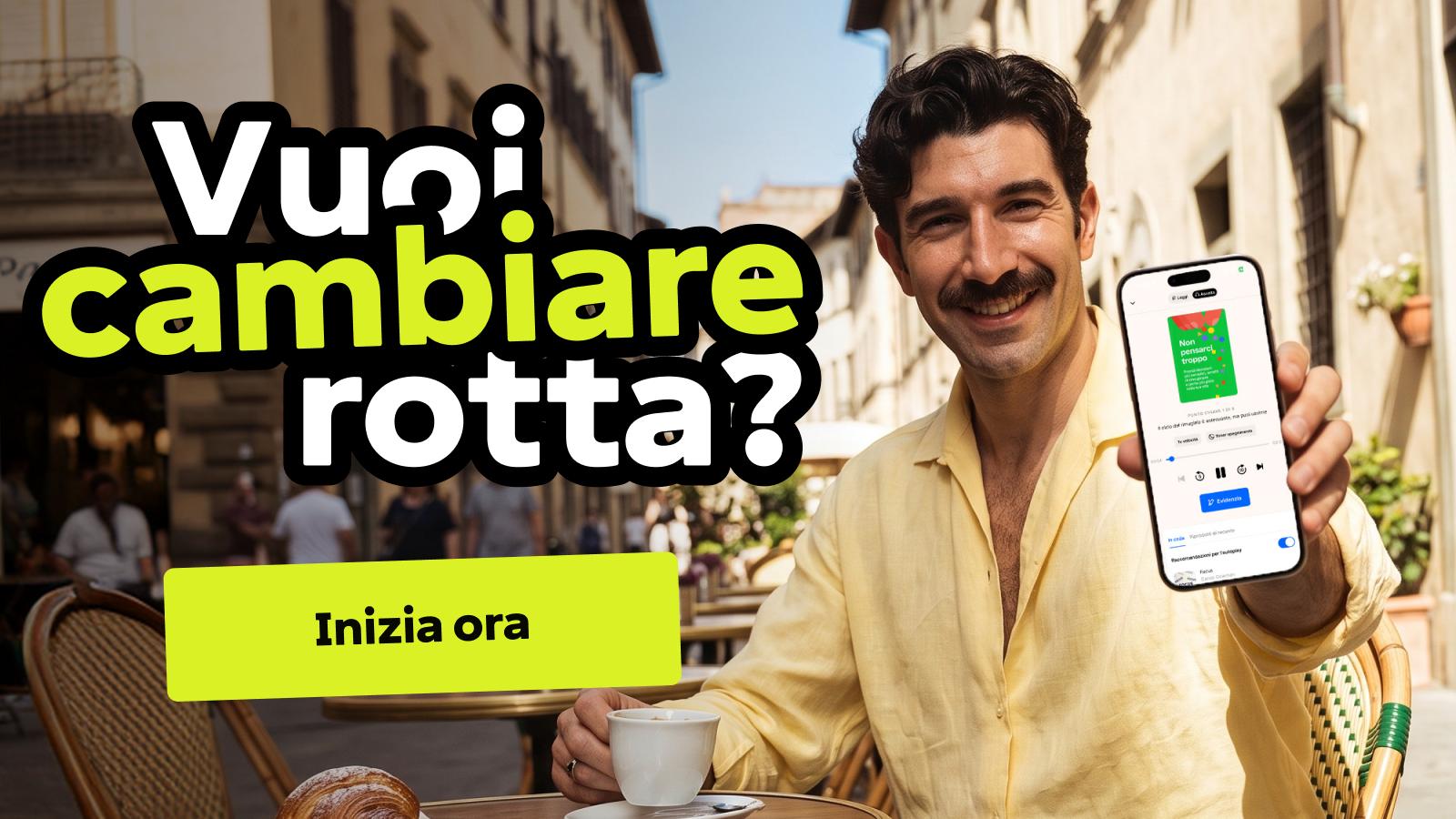 Uomo sorridente in camicia gialla seduto a un caffè all'aperto in una via italiana che mostra l'app Headway per il microapprendimento e il miglioramento personale sullo smartphone