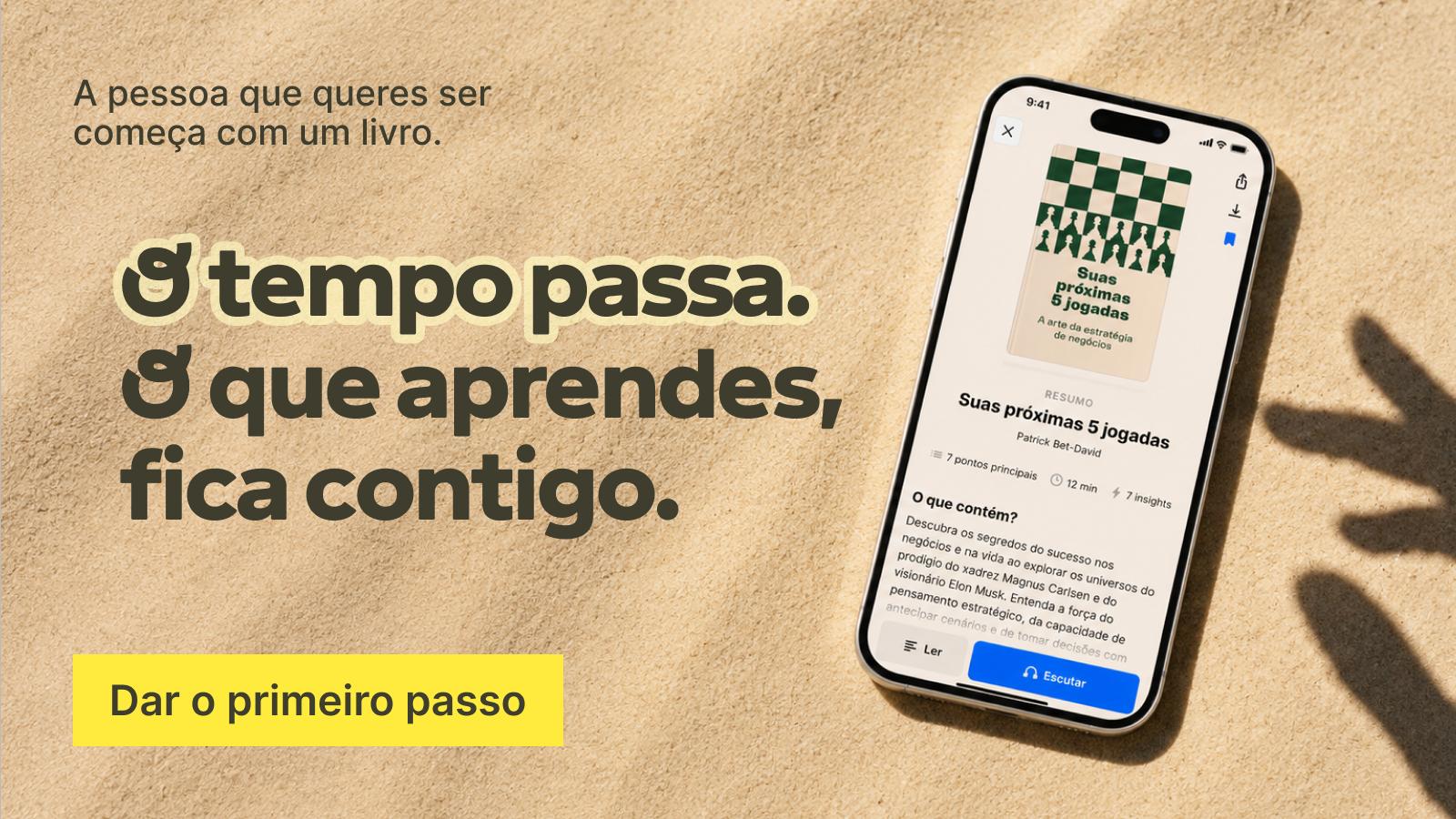 Smartphone auf Sand mit der Headway App, die die Zusammenfassung des Buches Suas próximas 5 jogadas von Patrick Bet-David zeigt, daneben ein motivierender Text und ein gelber Button