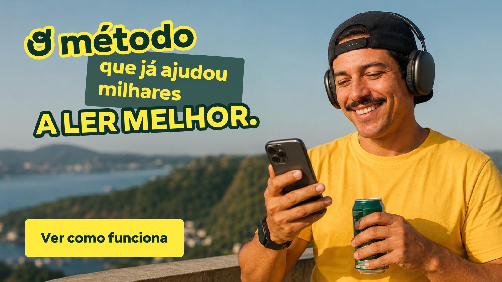 Lächelnder Mann mit Kopfhörern und gelbem T-Shirt liest auf dem Smartphone mit der Headway App, hält eine Dose vor Bergen und See im Hintergrund