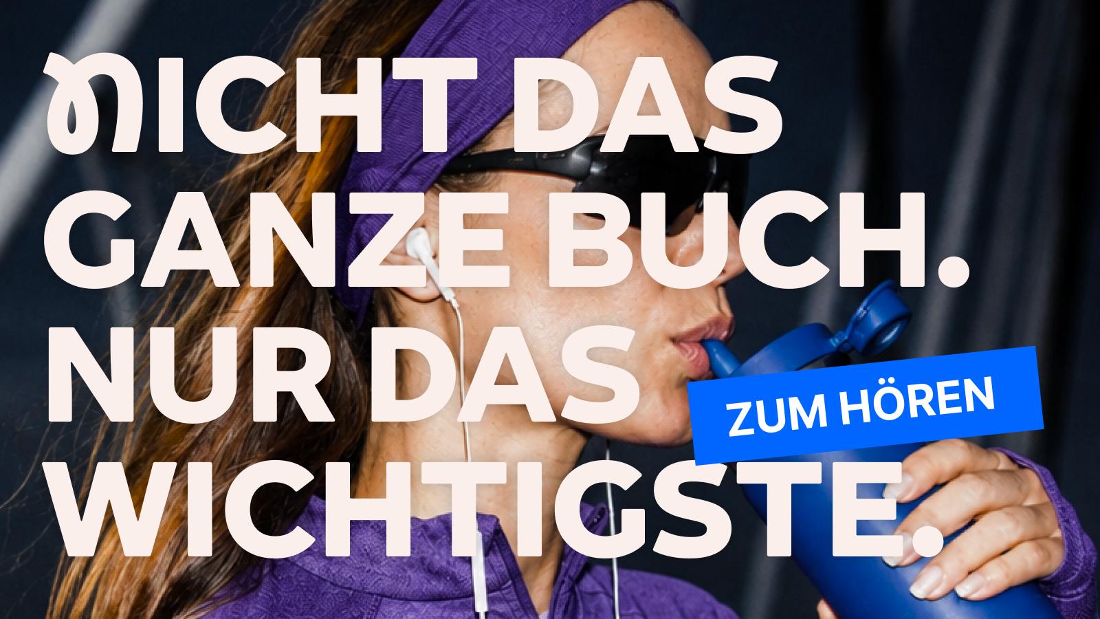 Sportliche Frau mit Sonnenbrille und Kopfhörern trinkt aus einer blauen Flasche und hört Buchzusammenfassungen der Headway App zum Hören
