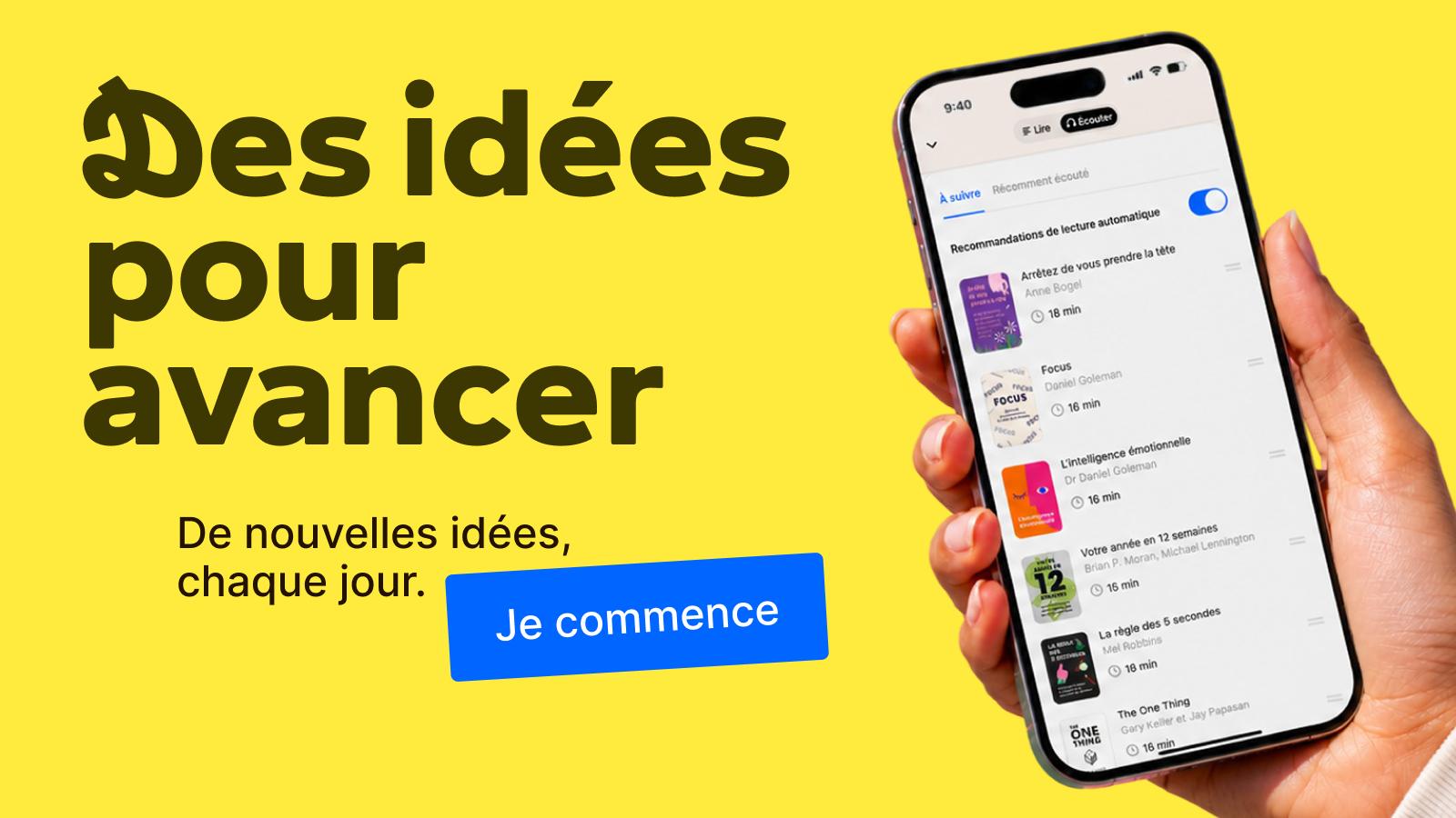 Main tenant un smartphone affichant l'application Headway de microapprentissage avec des recommandations de lecture sur le développement personnel, sur fond jaune vif