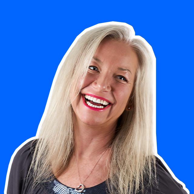 Jennifer Roblin: professional looking woman smiling on camera